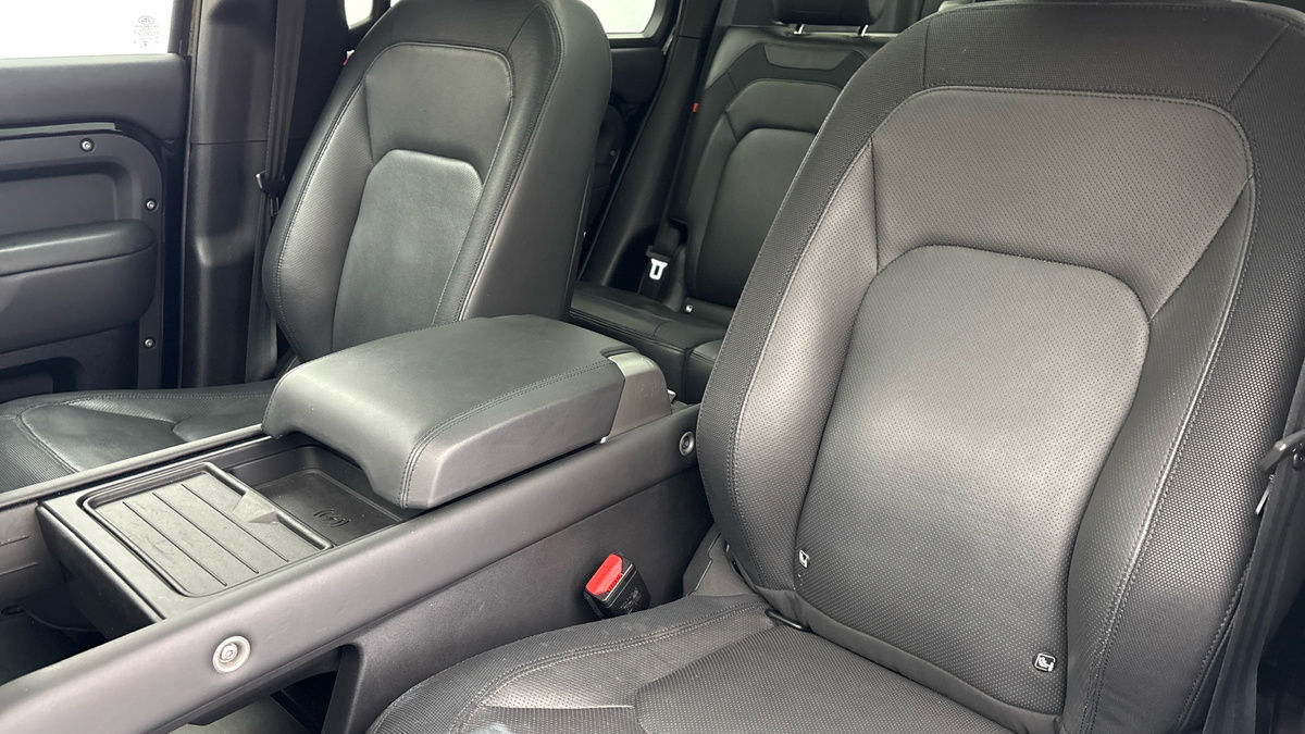 Land Rover Defender 130 Image 7