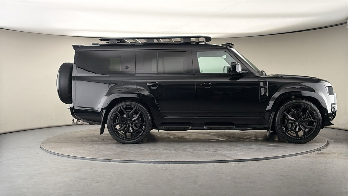 Land Rover Defender 130 Urban Image 16