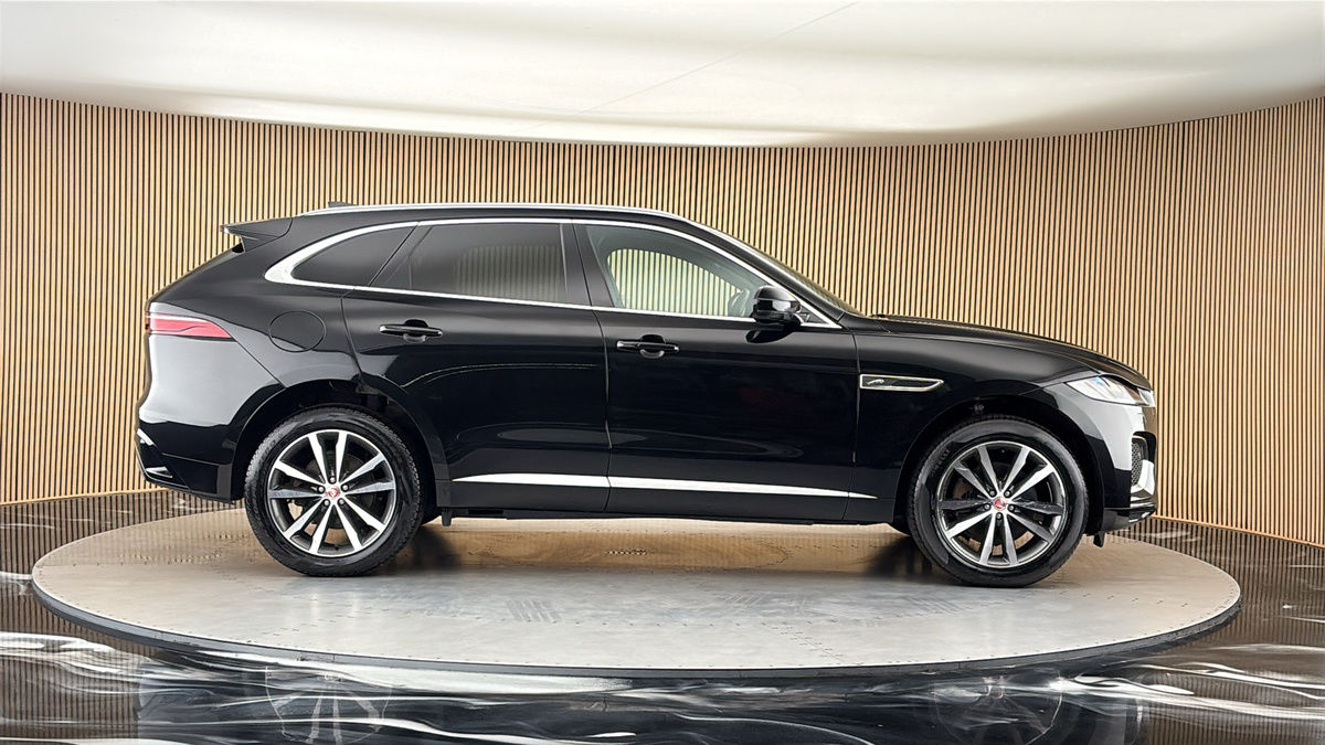 Jaguar F-PACE Image 16
