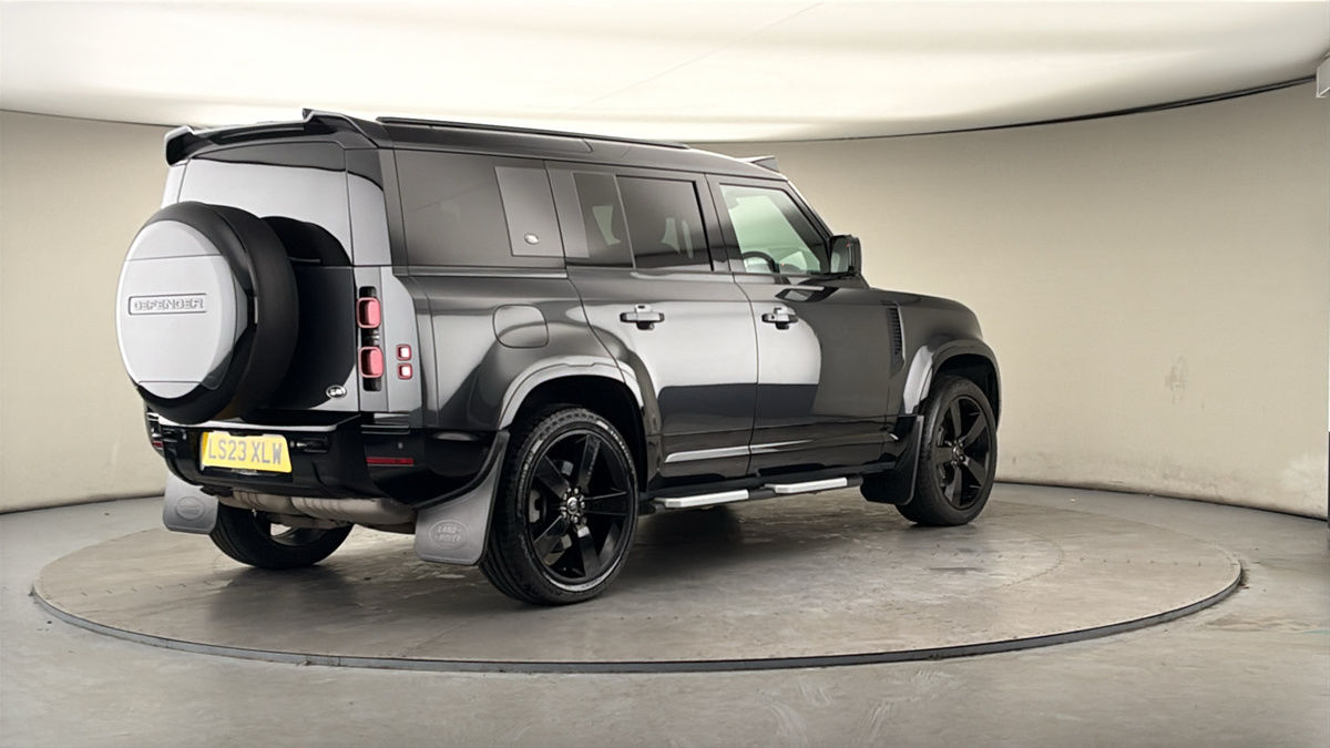 Land Rover Defender 110 Image 21