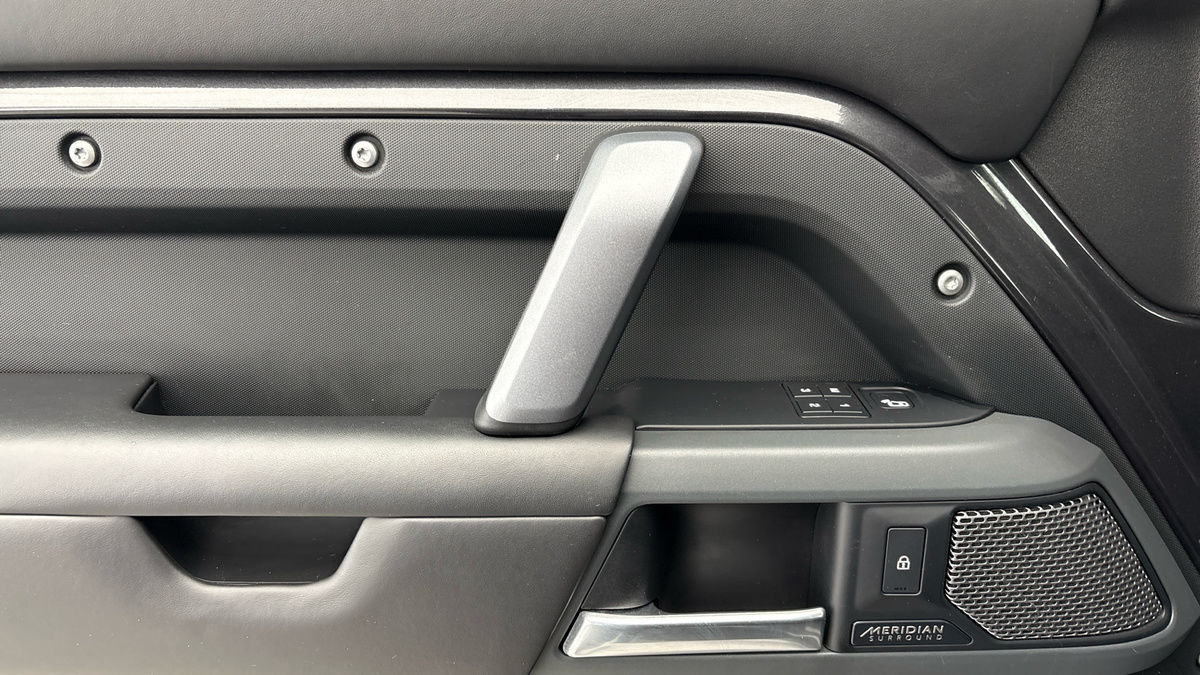 Land Rover Defender 110 Image 19