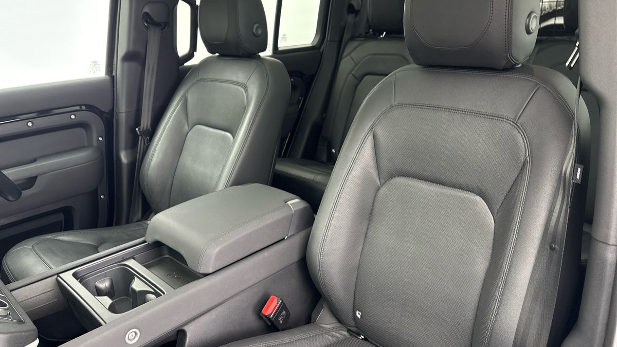 Land Rover Defender 110 Image 7