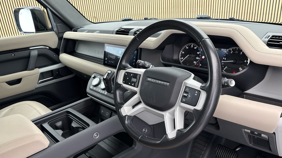 Land Rover Defender 110 Image 5