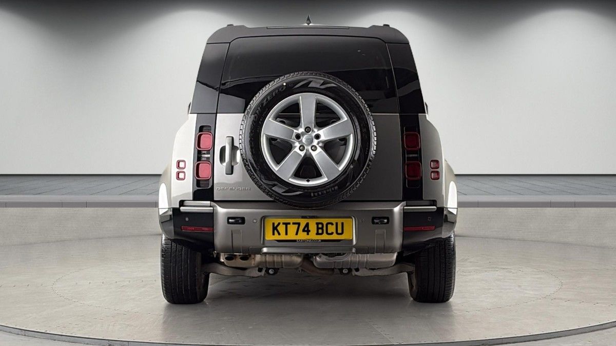Land Rover Defender 110 Image 4