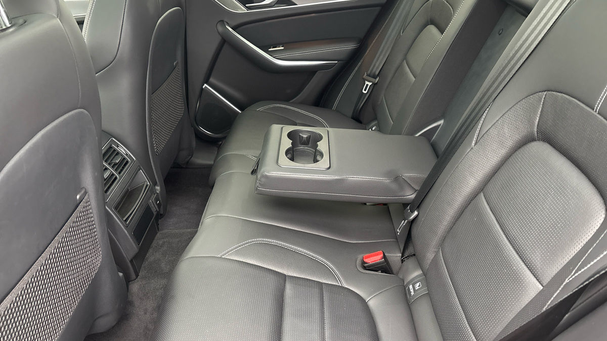 Jaguar F-PACE Image 9