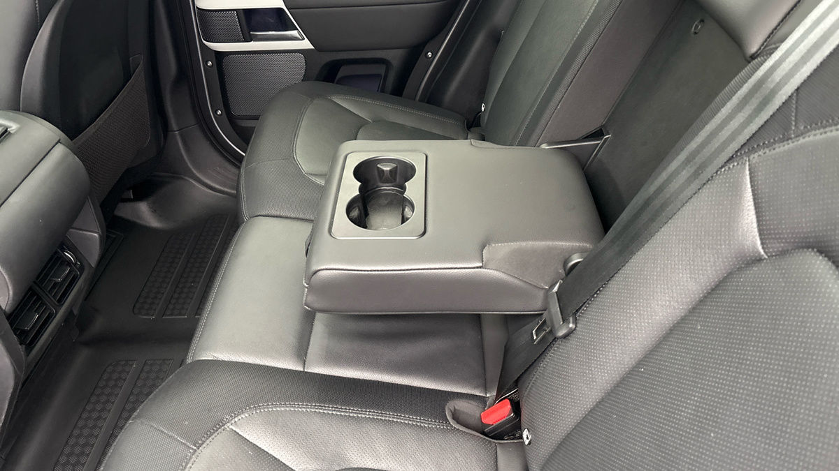 Land Rover Defender 110 Image 9