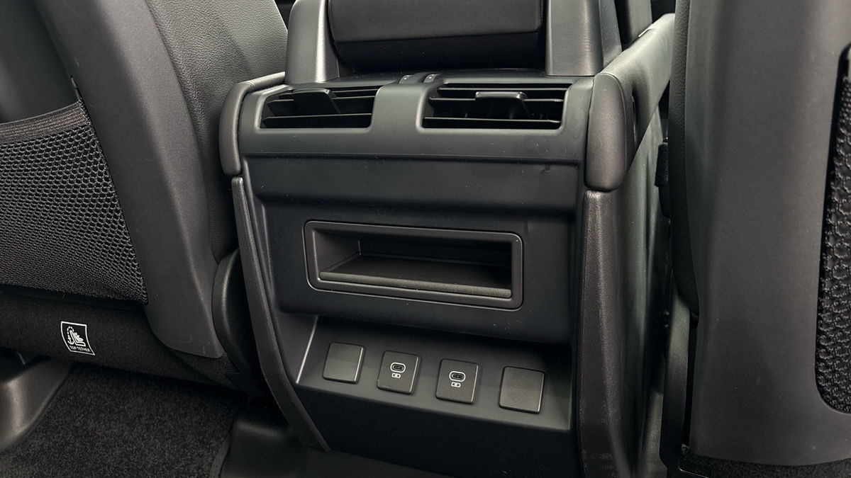 Land Rover Defender 110 Image 26