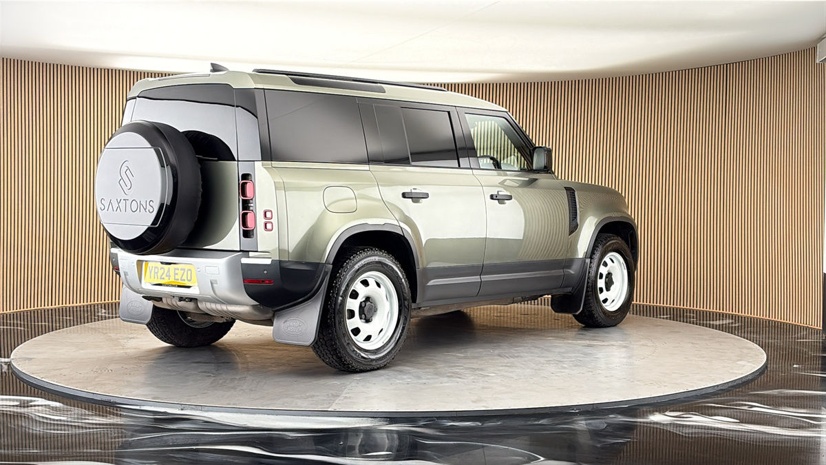 Land Rover Defender 110 Image 21