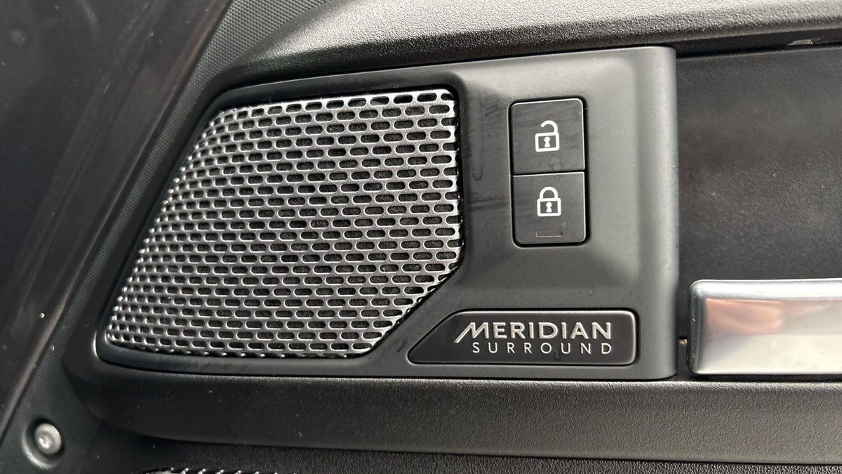 Land Rover Defender 110 Image 26