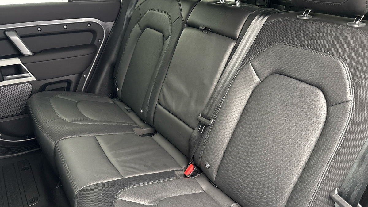 Land Rover Defender 110 Image 8