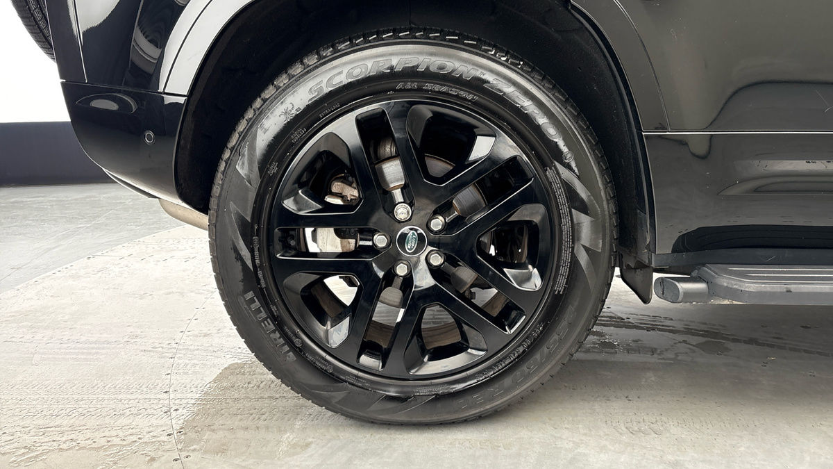 Land Rover Defender 110 Image 10