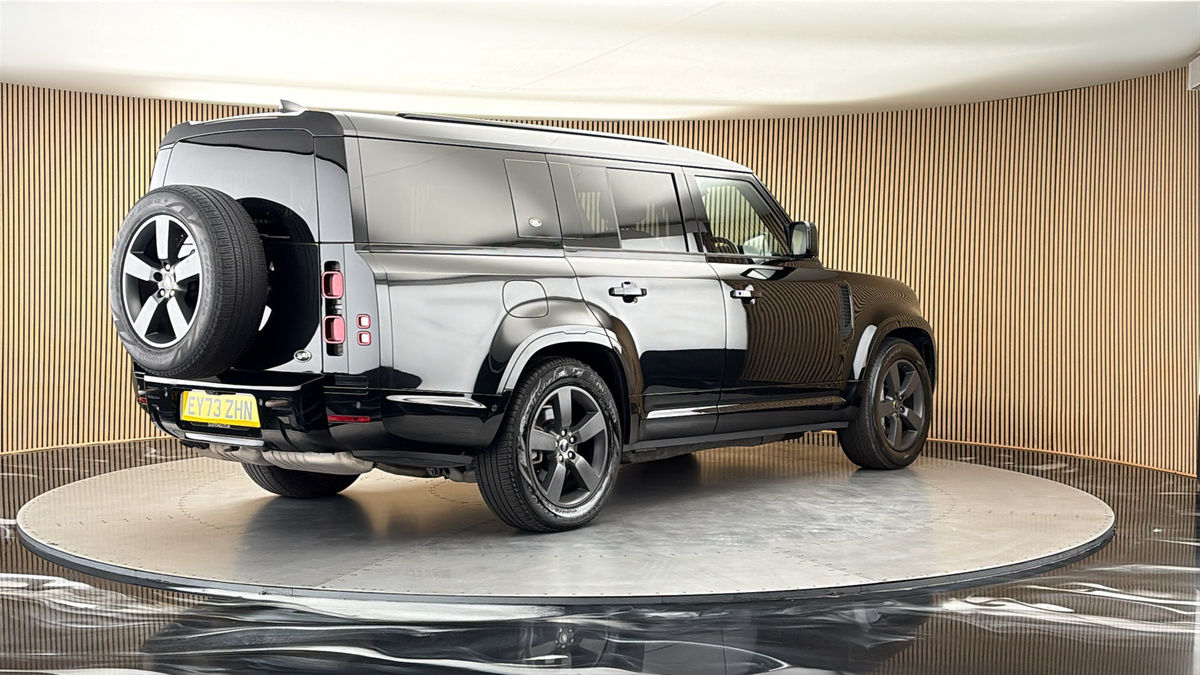 Land Rover Defender 130 Image 21