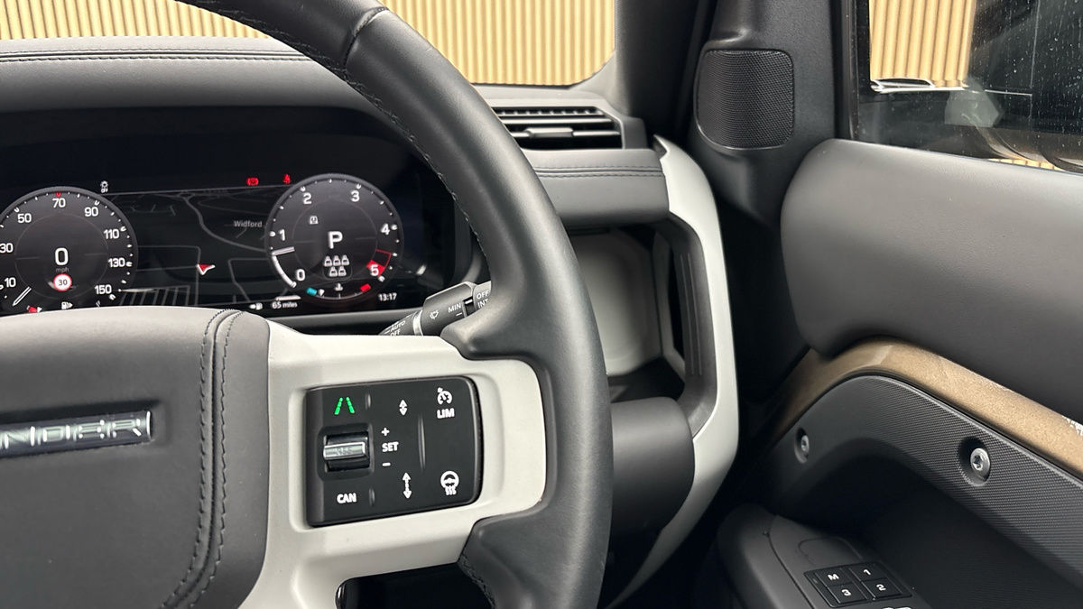 Land Rover Defender 110 Image 14