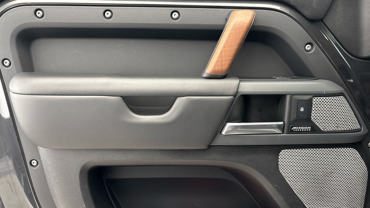 Land Rover Defender 130 Urban Image 19