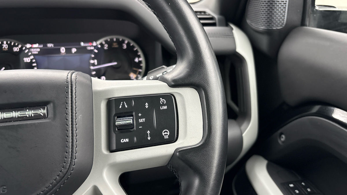 Land Rover Defender 110 Image 14