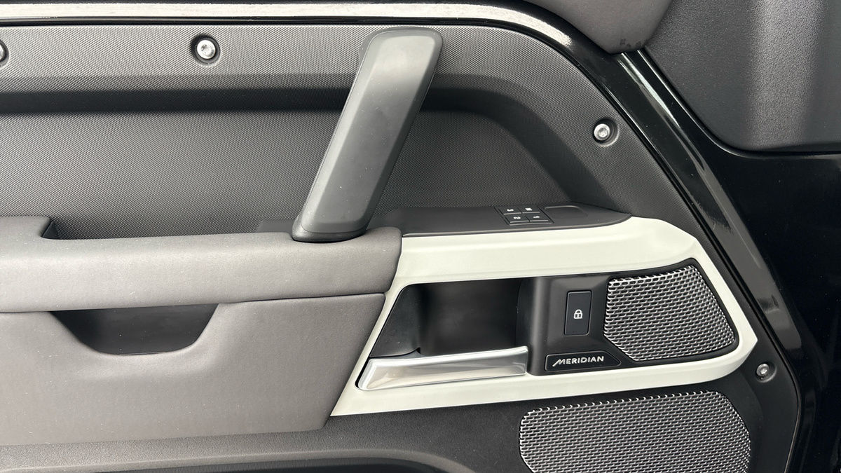 Land Rover Defender 110 Image 19