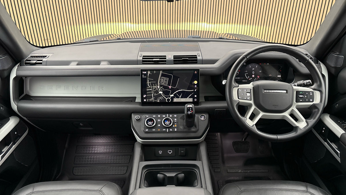 Land Rover Defender 110 Image 12