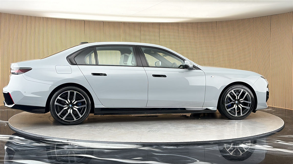 More views of BMW i7