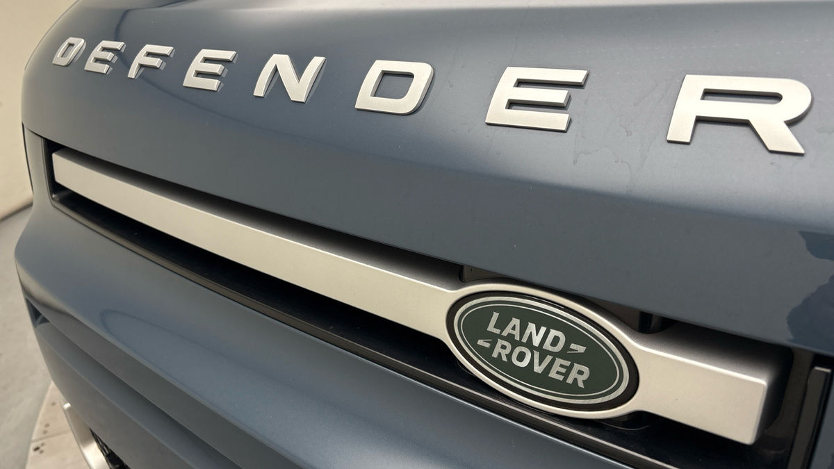 Land Rover Defender 110 Image 24