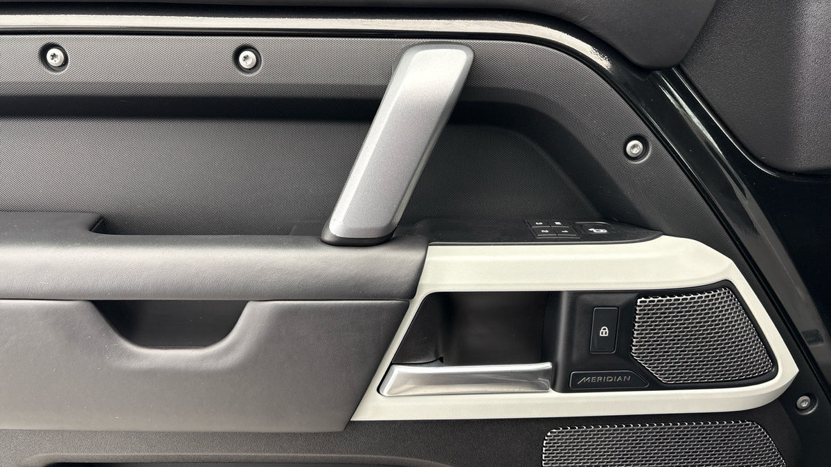 Land Rover Defender 110 Image 19