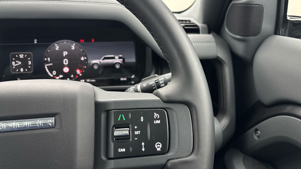 Land Rover Defender 110 Image 14