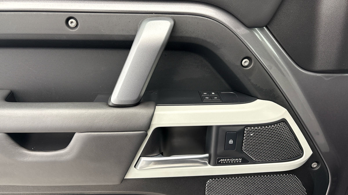 Land Rover Defender 110 Image 19