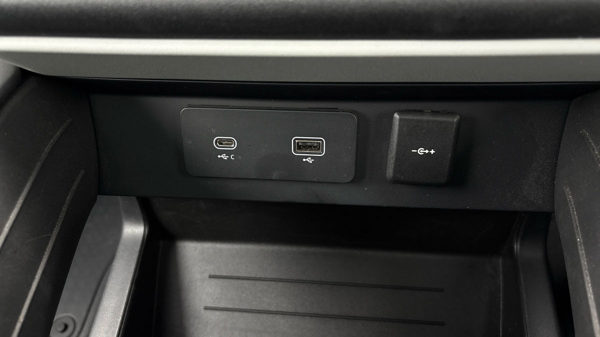 Land Rover Defender 110 Image 28