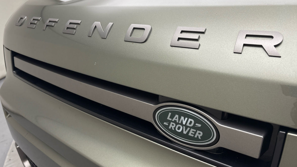 Land Rover Defender 110 Image 24