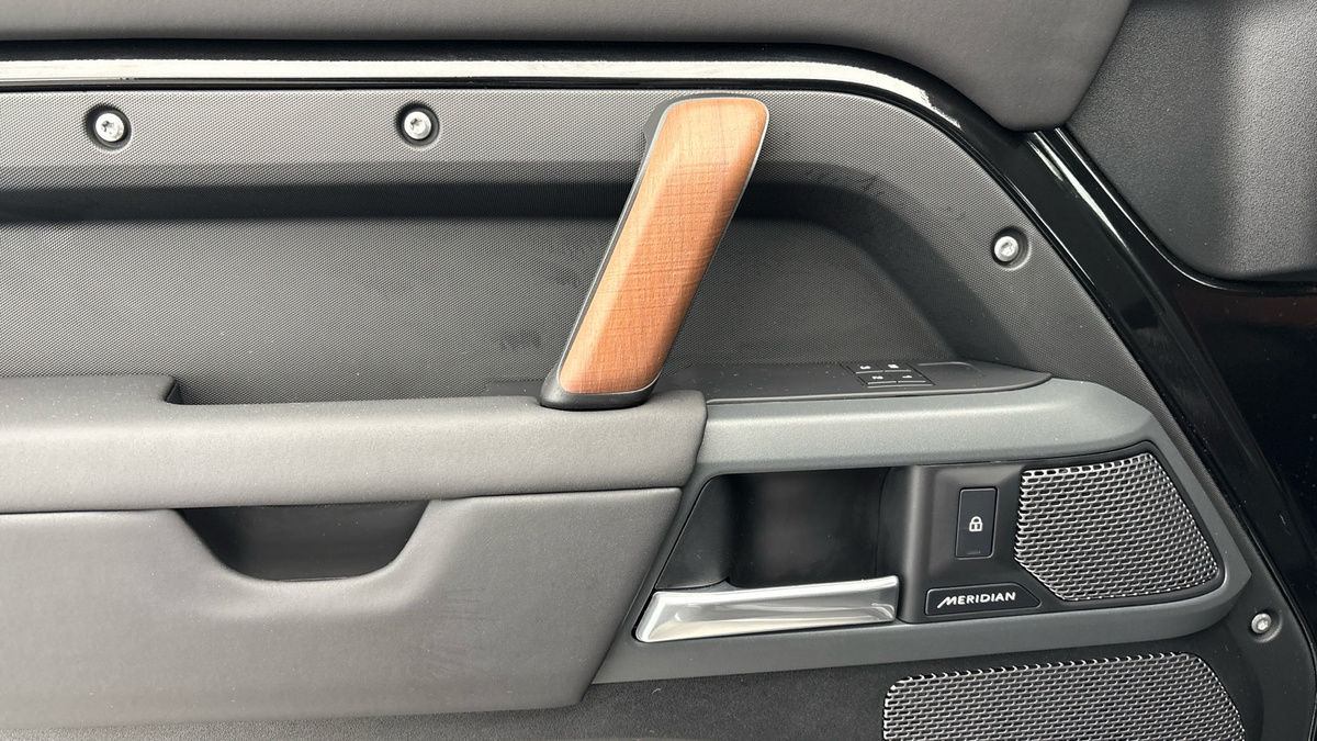 Land Rover Defender 110 Image 19