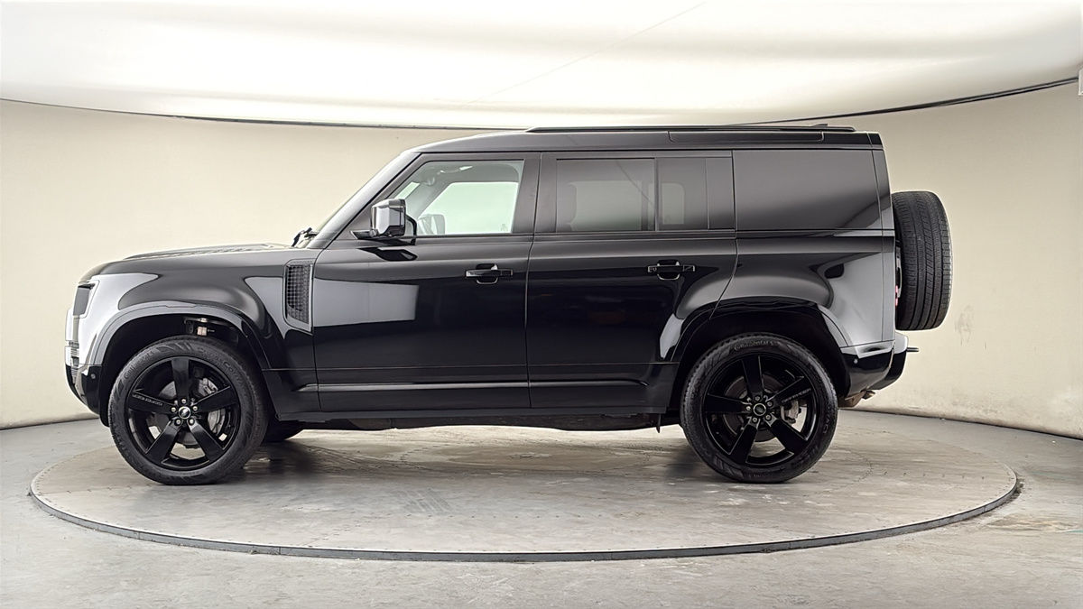 Land Rover Defender 110 Image 15