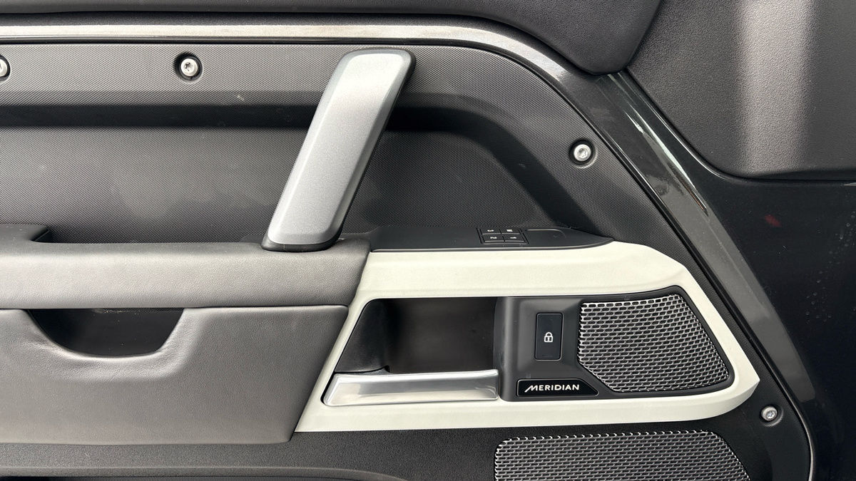 Land Rover Defender 90 Image 19