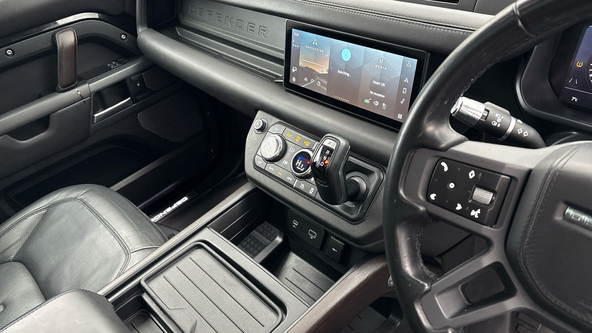 Land Rover Defender 110 Image 18