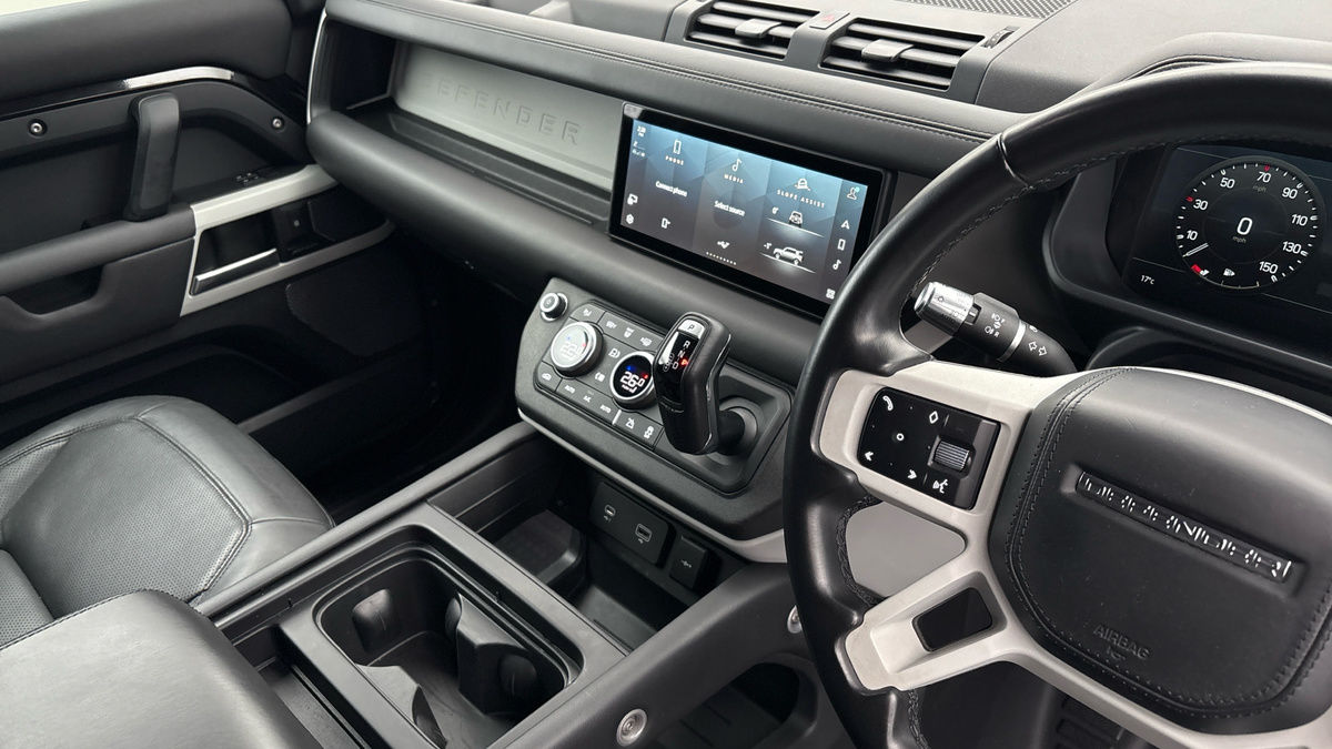 Land Rover Defender 110 Image 18