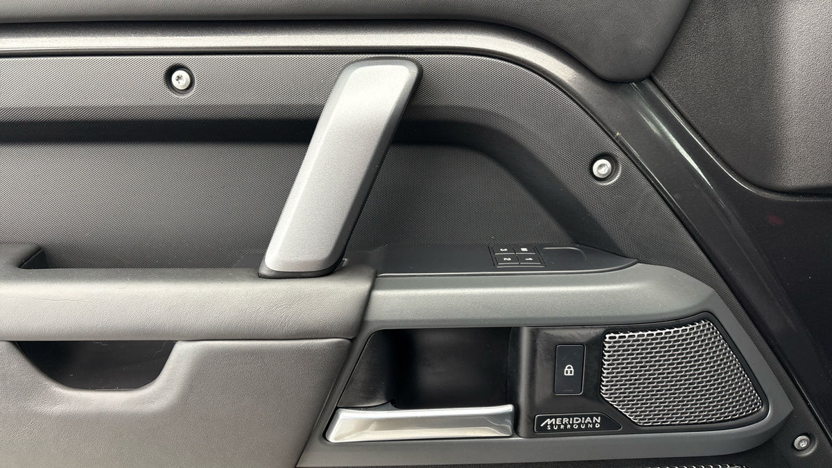 Land Rover Defender 110 Urban Image 44