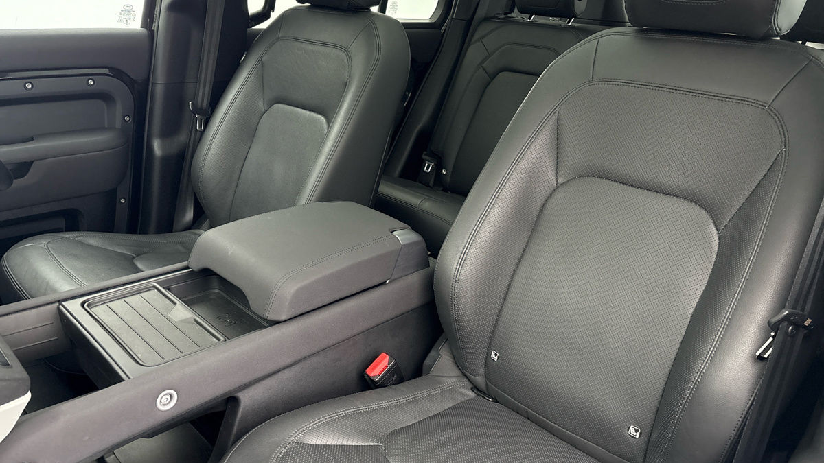 Land Rover Defender 110 Image 7