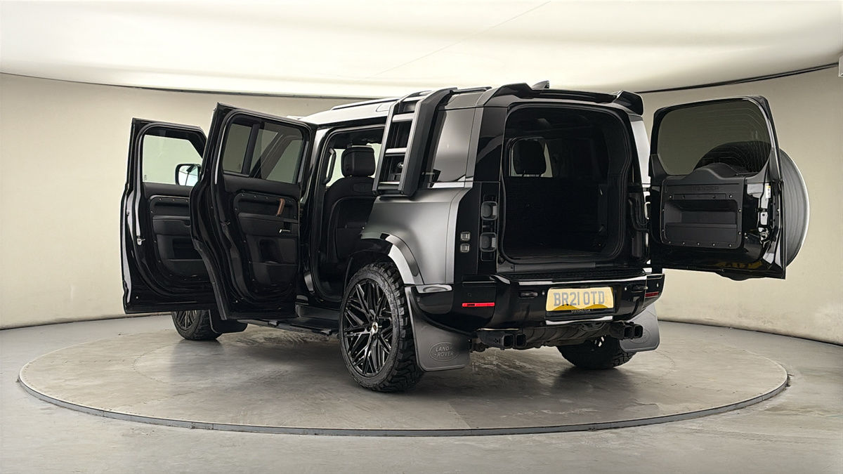 Land Rover Defender 110 Image 23