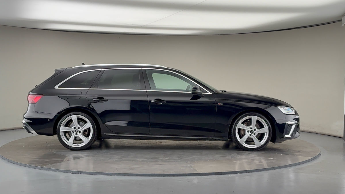 Audi A4 Avant Image 16