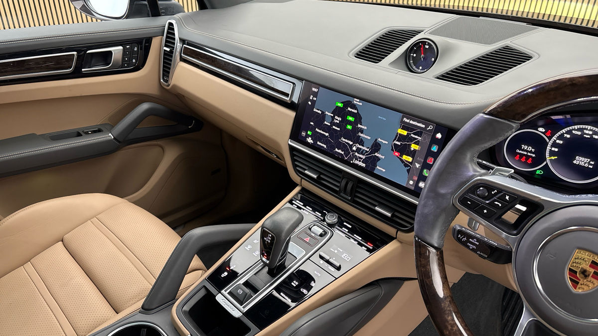 Porsche Cayenne Image 18
