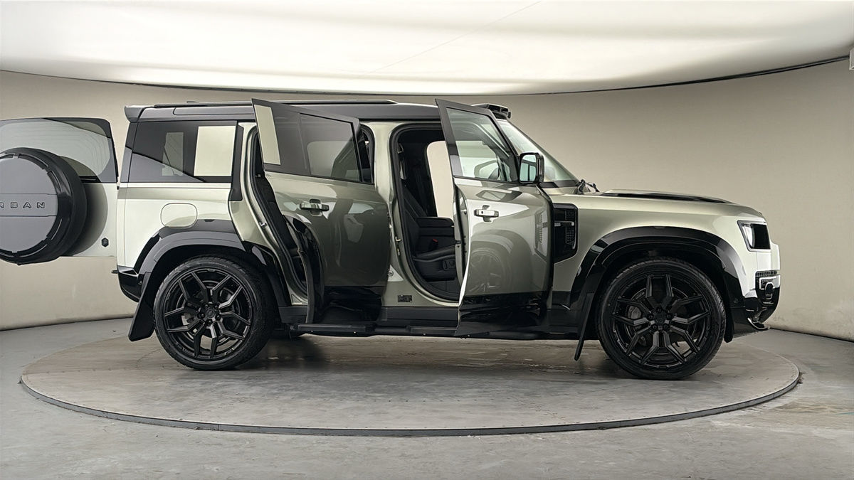 More views of Land Rover Defender 110