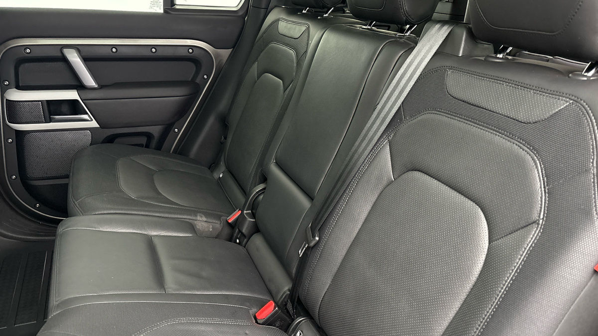 Land Rover Defender 110 Image 8