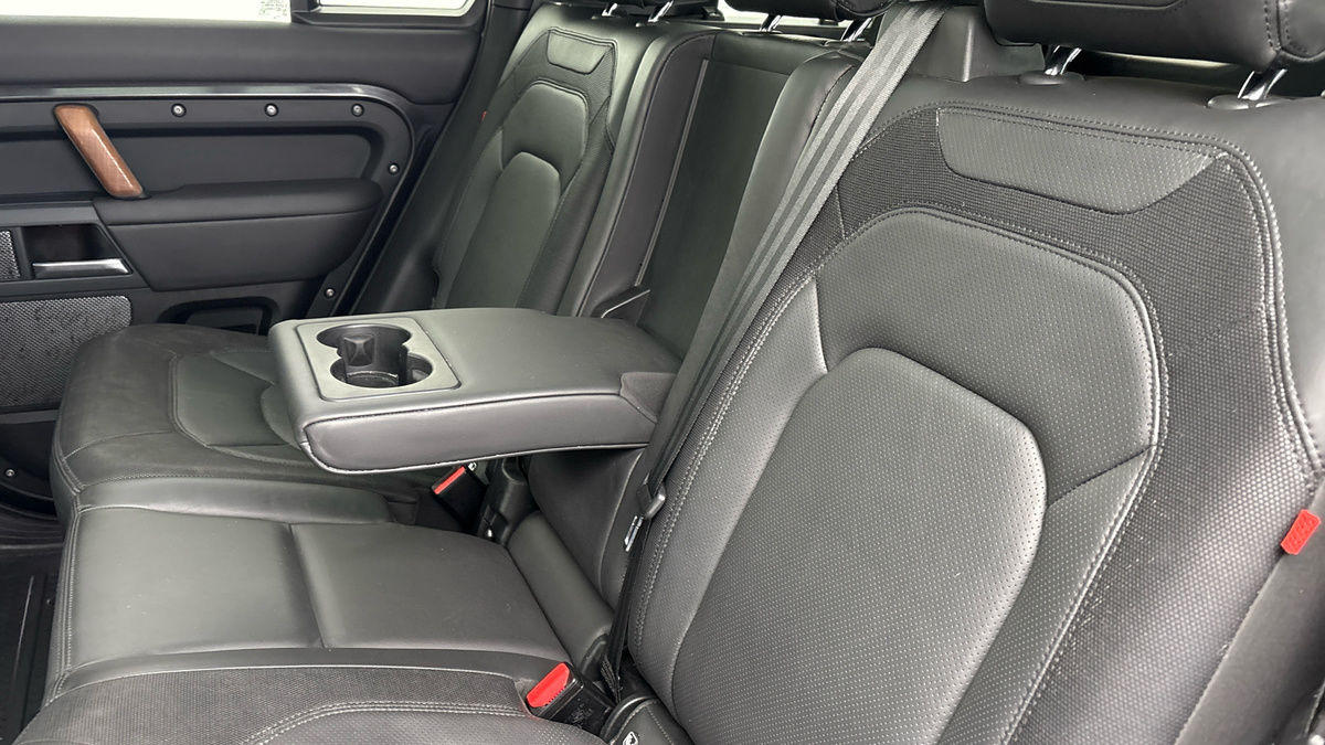 Land Rover Defender 110 Image 9