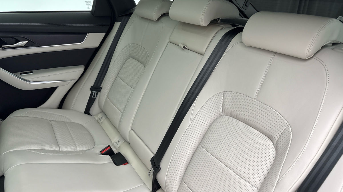 Jaguar F-PACE Image 8