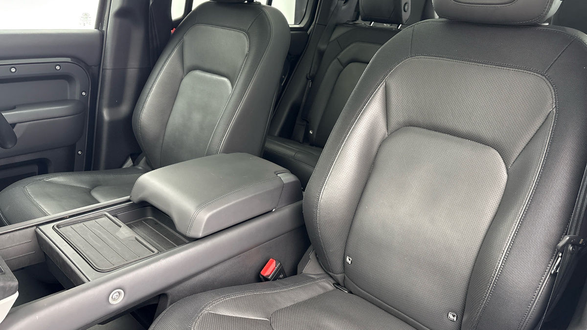 Land Rover Defender 110 Image 7