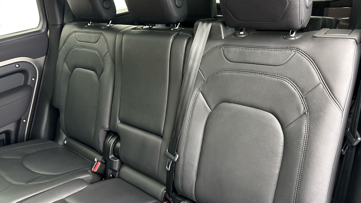 Land Rover Defender 110 Image 8