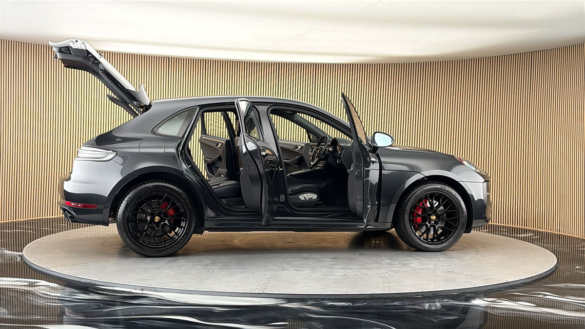 More views of Porsche Macan