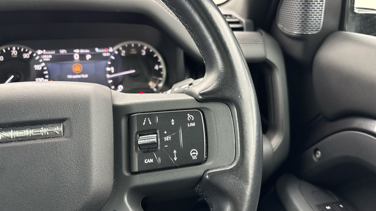 Land Rover Defender 110 Image 14