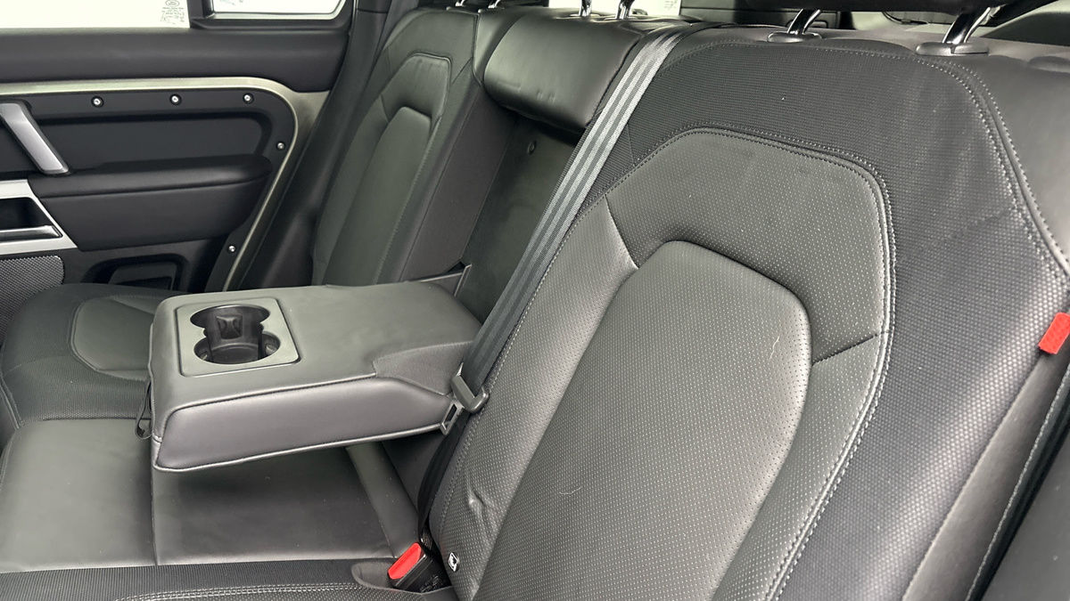 Land Rover Defender 110 Image 9