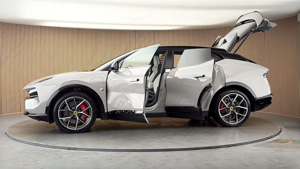 More views of Lotus Eletre