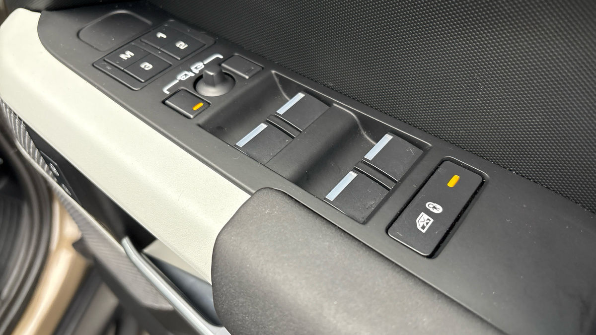 Land Rover Defender 110 Image 25