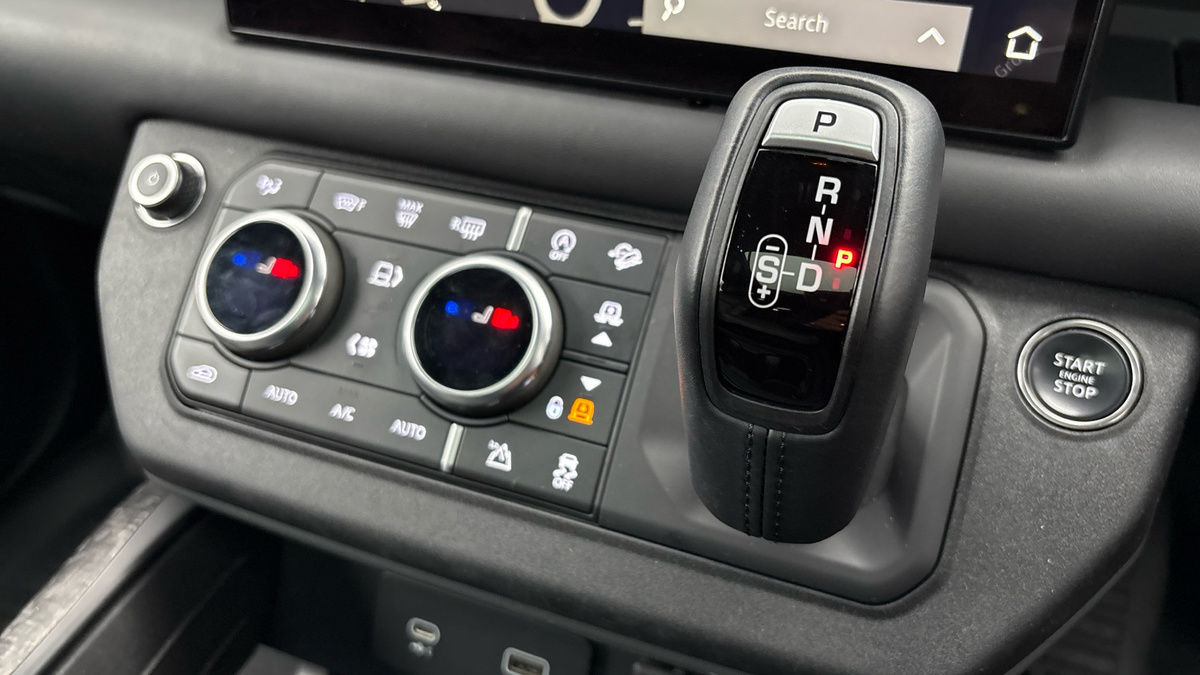 Land Rover Defender 110 Image 27